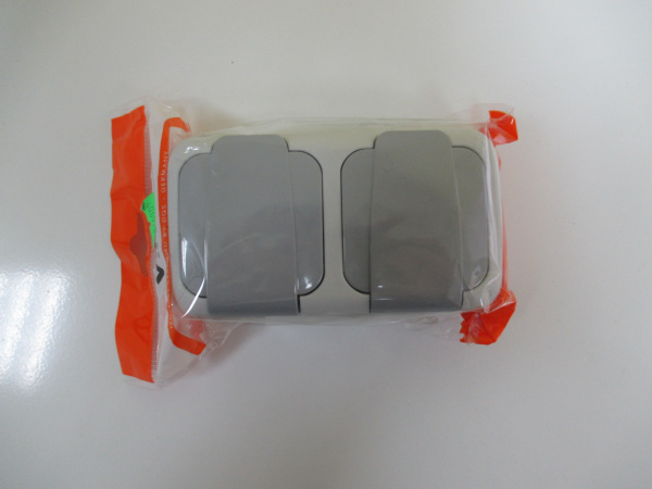 Розетка двойная с заземлением серая, 16А 250В IP54